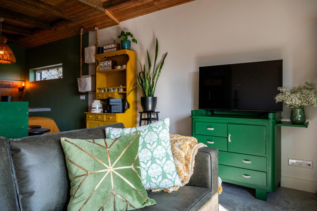 Van een retro jaren 50 commode naar een vintage gepimpte dressoir voor TV in Nestel Geelgors