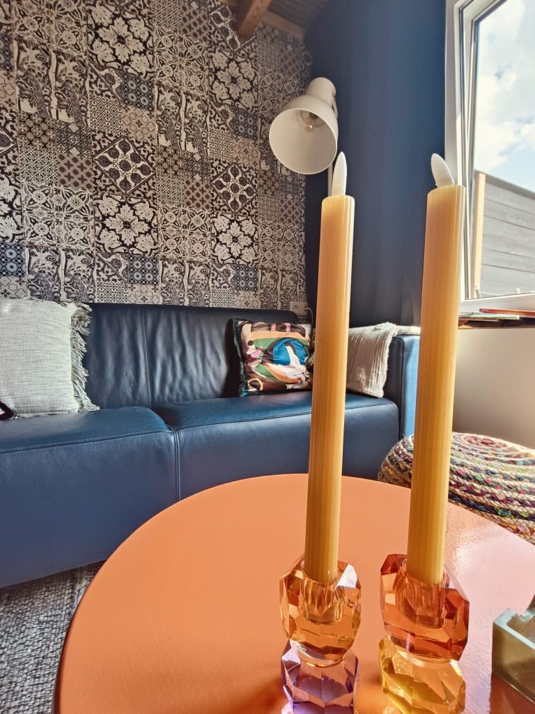 Relaxen op de blauwe bank met kaarslicht aan in Nestel IJsvogel op Hoeve Wondervol