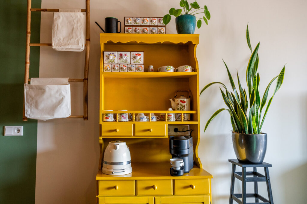Gerenoveerde vintage servieskast in Nestel Geelgors. Nostalgisch servies voor in het natuurhuisje. b&b.