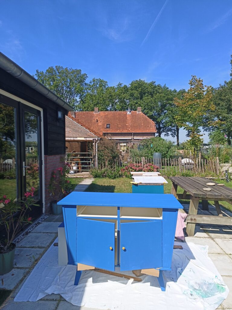 Jaren 60 commode vintage, retro, omgetoverd tot TV dressoir in Nestel IJsvogel. Uniek en stijlvol